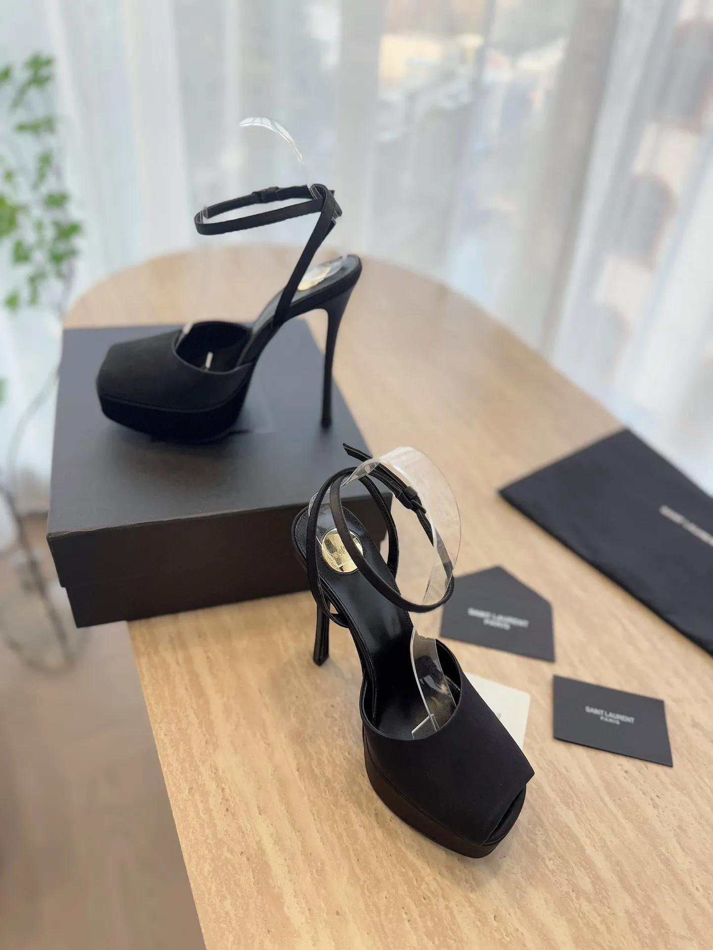 👟👟Ex-factory price 620👟👟 "SAINT LAUREN*" Saint Laurent ysl 25/spring and summer new catwalk high heels·new shoe style with 3 cm water platform. Only YSL understands women's hearts best and does not accept refutation. It is a super invincible feminine artifact and a must-have for women (z-product full-body customization, own molded toe hardware, perfect consistency). Compare the differences between pictures and goods on the market. ✔Upper: Customized imported silk, patent leather ✔Inner lining: imported sheepskin ✔Sole: imported genuine leather outsole ✔Heel height: 14cm ✔Number of yards: 35-39 (40.41.42 can be customized and non-returnable) (Full set of packaging)
